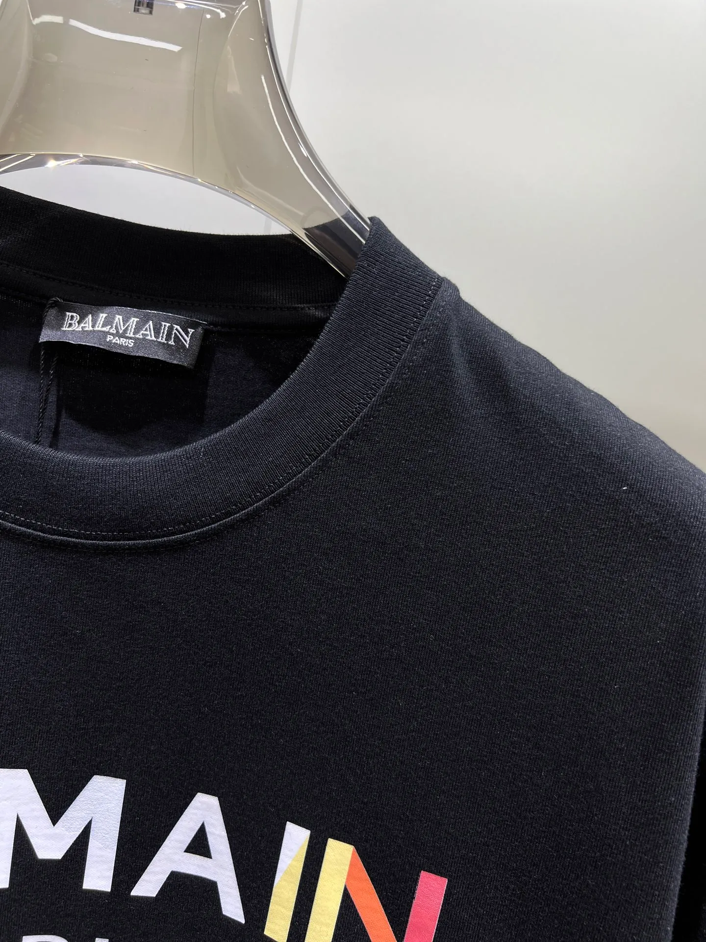 Balmain🌟New Arrival letter printing double-layer heavy-duty short-sleeved T-shirts. Letter patterns, whether T-shirts or sweatshirts, are hot sale items every year. The large-area front printing uses Dakangli digital printing machine direct injection. The cost is extremely high. After many debuggings, the color difference of the pattern is close to 99% of the original version. It is different from the junk offset printing version in the market. It is super time-consuming. The fabric is exclusively customized and dyed. Gram cotton double-strand 🐎🐎Size: S-XXL Black White 2 colors (the last picture of the Size table is available) Size table Bust Shoulder Width Clothes Length Sleeve Length S 110 54 69 21 M 114 56 71 22 L 118 58 73 22 XL 122 60 75 23 2XL 126 62 77 23